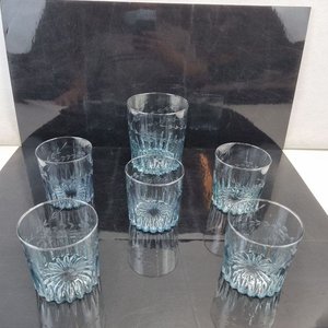 L 277 - Set De 6 Piezas - Atractivo juego de 6 vasos de whisky con base facetada y detalles grabados en la superficie, en tonalidad azulada, ideales para realzar cualquier bebida - imagen 1