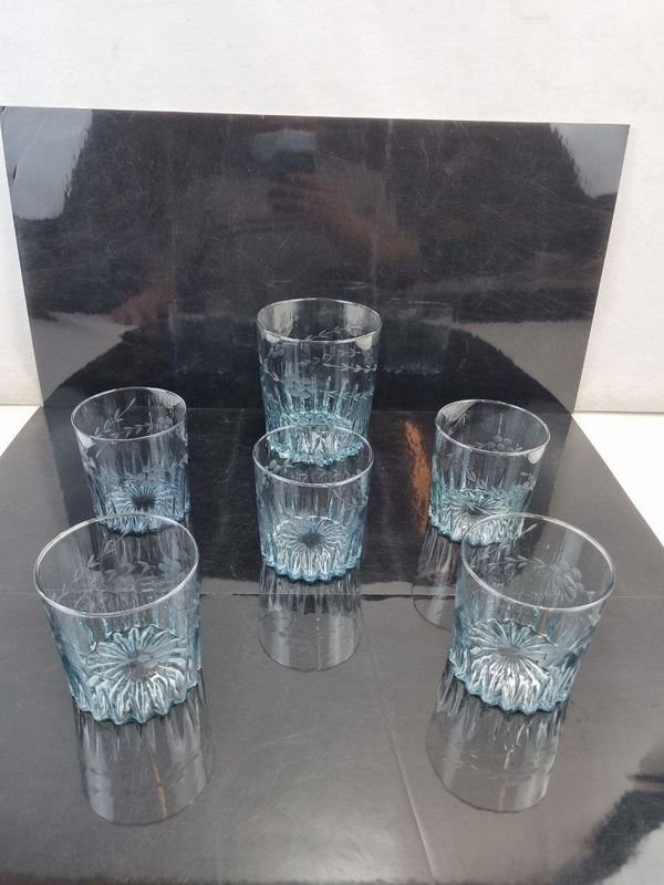 L 277 - Set De 6 Piezas - Atractivo juego de 6 vasos de whisky con base facetada y detalles grabados en la superficie, en tonalidad azulada, ideales para realzar cualquier bebida