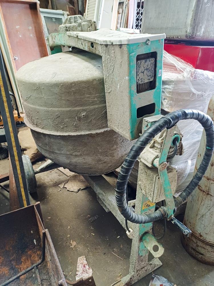 Hormigonera Verde con Motor para Construcción