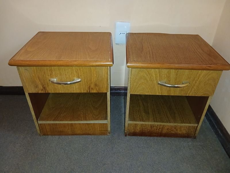 Juego de 2 Mesas de Luz de Madera con Cajón