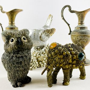 Lote de 5 piezas: Jarras italianas en bronce y figuras decorativas - imagen 3