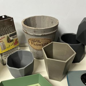 Lote Variado: 8 Macetas, 2 Ralladores, 4 Bandejas, 2 Perchas y 5 Carteras - imagen 6