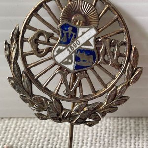 Lote siguiente: Pin Antiguo C.V.N. con Escudo y Laureles