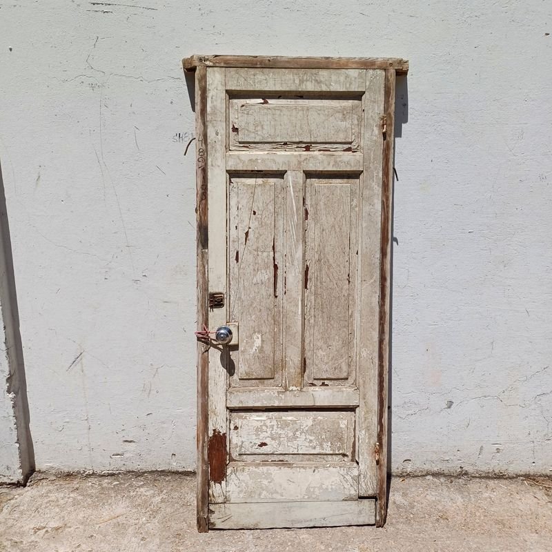 Puerta antigua con cerradura y manija - imagen 4