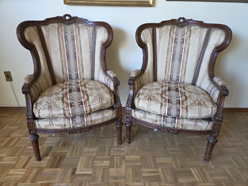 Lote anterior: Pareja de sillas estilo Luis XVI en excelente estado