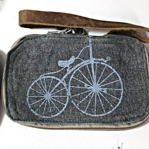 Lote de 10 Carteras para Dama con Diseño de Bicicleta y Frase "Live Work Create" - imagen 2
