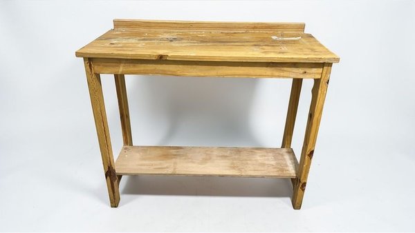 Mesa de madera grande con estante - imagen 1