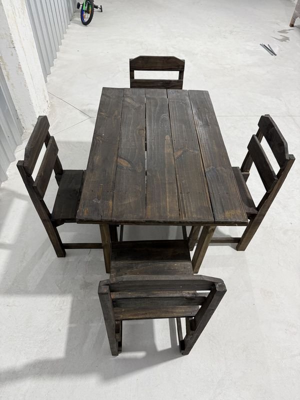 Juego de Mesa Rústica Rectangular con 4 Sillas de Madera Oscura