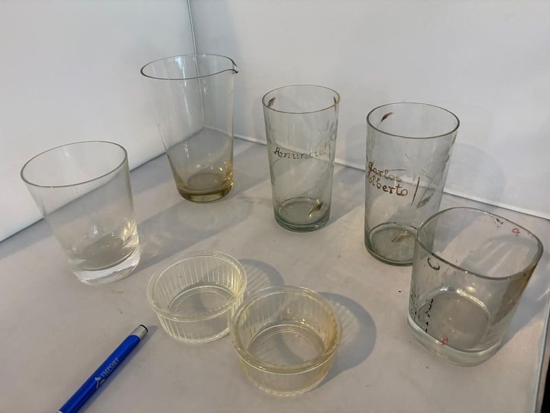 Lote siguiente: Vasos de vidrio claros y accesorio