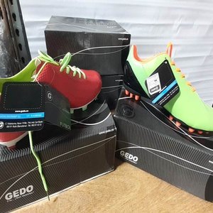 Lote siguiente: Pares de Zapatos de Fútbol Gedo Nuevos en Caja