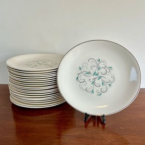 Lote siguiente: 22 Platos de Loza Inglesa Antigua Johnson Bros con Diseño Floral