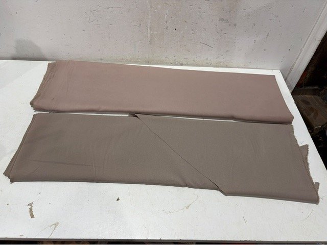 Dos Cortes de Tela Beige y Tostado