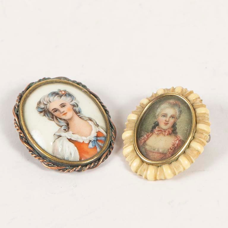 Lote siguiente: Dos prendedores de lujo con porcelana Limoges y marfil pintados a mano