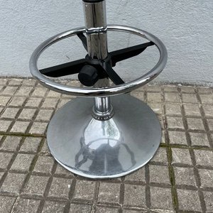 Banco de Barra o Desayunador Negro con Base de Acero y Sistema de Aire - imagen 4