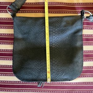 Lote de Bolsos y Sombrero de Ala Ancha Artesanal - imagen 4