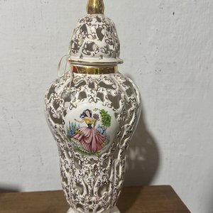 Lote anterior: Jarrón Decorativo Estilo Clásico con Tapa Dorada