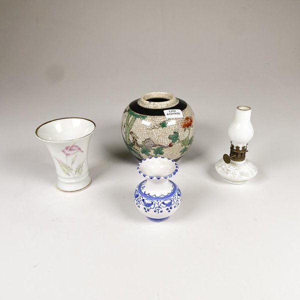 Lote de Cuatro Piezas Decorativas: Potiche Chino, Floreros y Lamparita