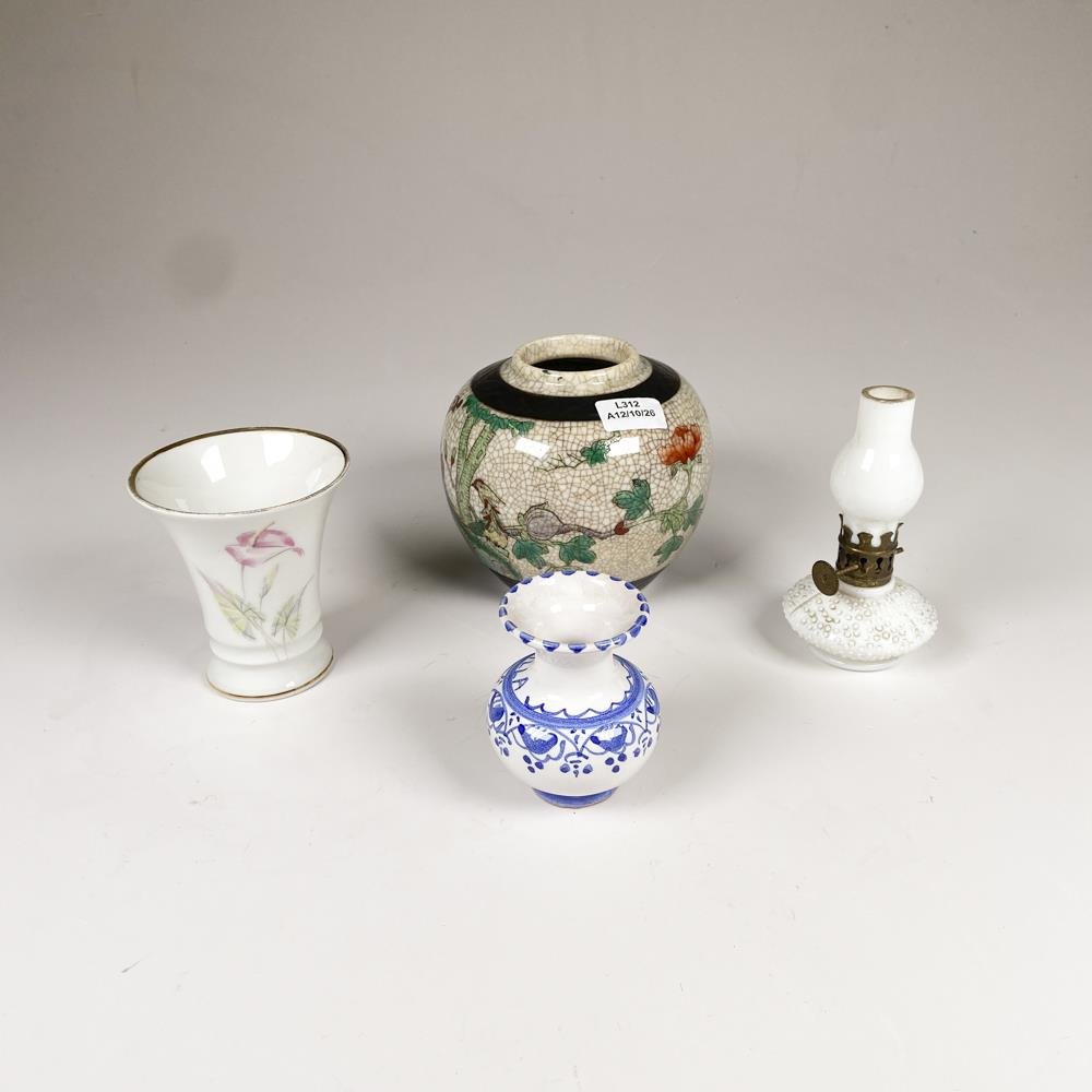 Lote de Cuatro Piezas Decorativas: Potiche Chino, Floreros y Lamparita