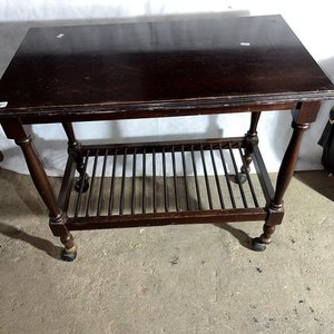 Mesa Auxiliar de Madera Oscura con Ruedas y Estante Inferior - imagen 2