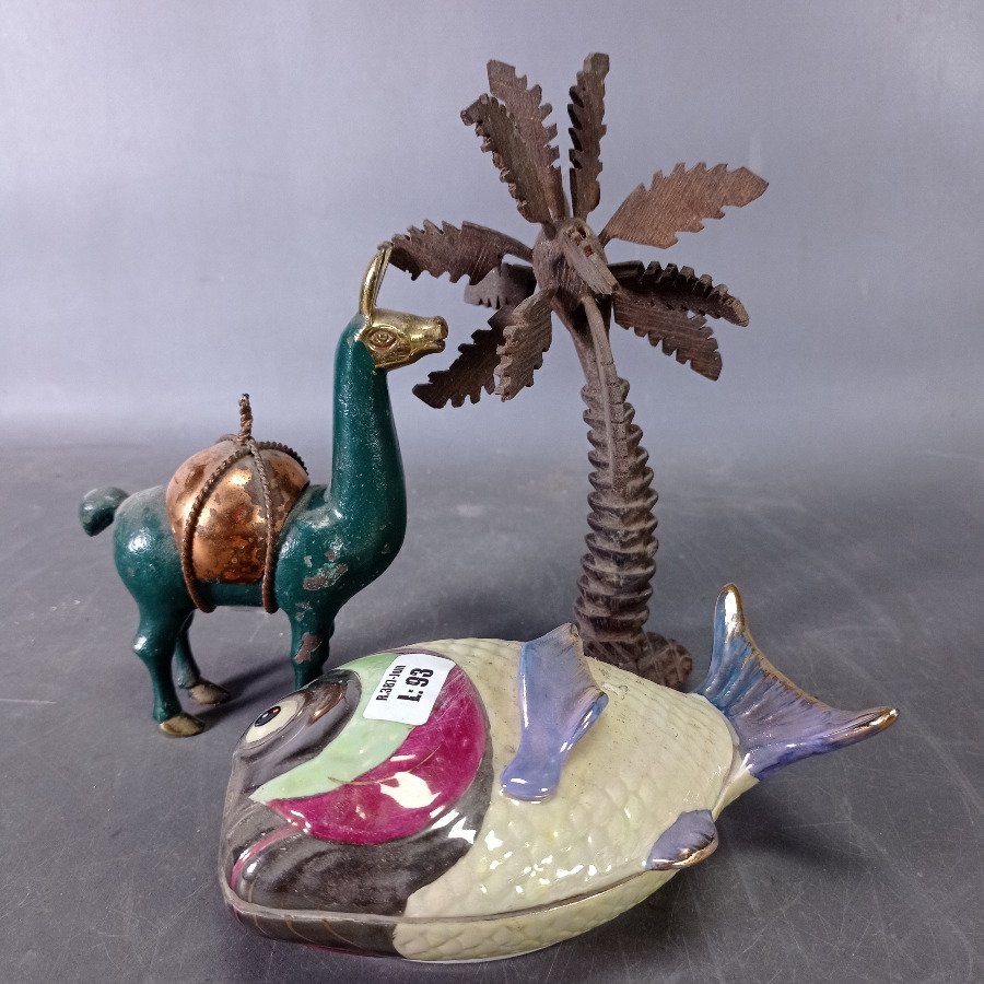 Lote de 3 piezas decorativas: Alhajero pez, llama en bronce y palmera de madera