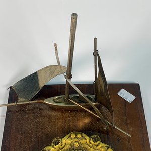 Cenicero de Bronce con Adorno de Velero sobre Tabla de Madera - imagen 4