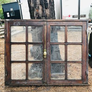 Lote siguiente: Ventana Antigua de Madera con Marco y Manija
