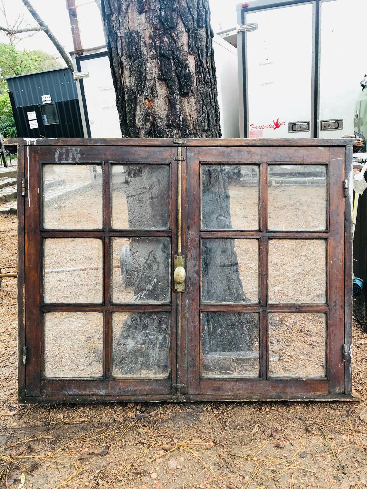 Ventana Antigua de Madera con Marco y Manija