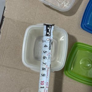 Juego de 4 recipientes plásticos apilables con tapas de colores - imagen 9