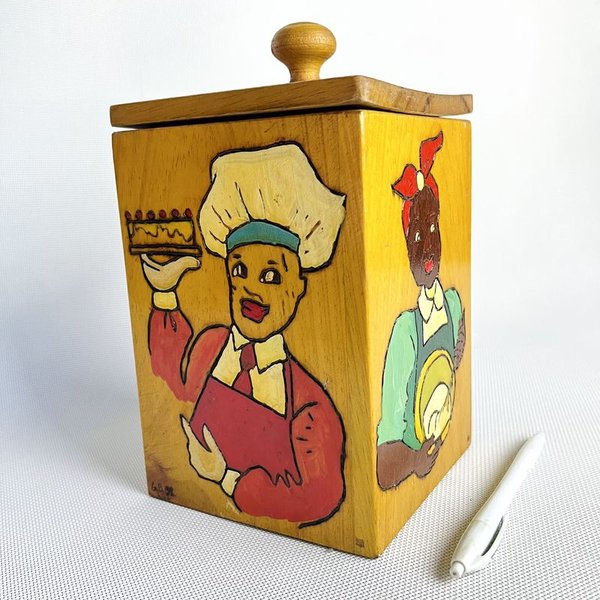 Pote de madera con tapa pintado a mano con relieve motivo personajes - imagen 3