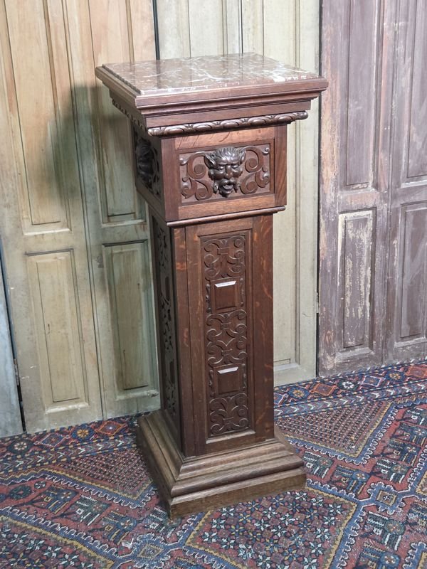 Pedestal de Roble Tallado Estilo Renacimiento con Tapa de Mármol y Rostro Esculpido - imagen 1