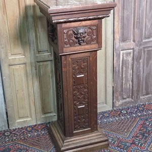 Lote anterior: Pedestal de Roble Tallado Estilo Renacimiento con Tapa de Mármol y Rostro Esculpido