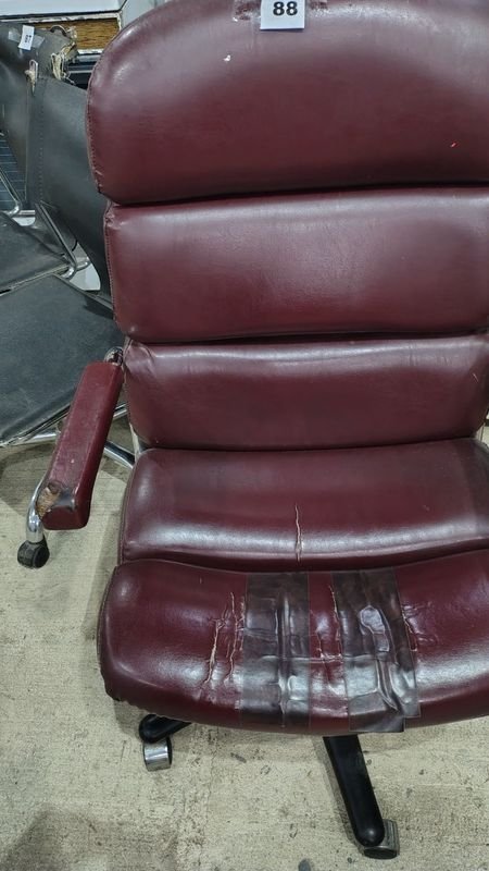 Lote siguiente: Silla de escritorio para retapizar en condiciones aceptables