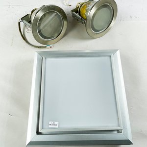 Lote de 3 artefactos de iluminación: Plafón 30x30 cm y 2 focos redondos - imagen 2