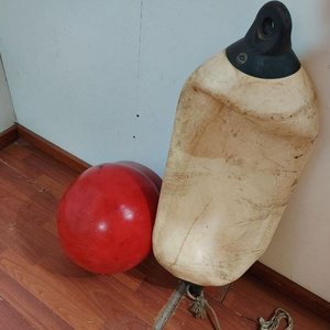 2 Unidades Fenders DAN-FENDER: Alargado Crema y Esférico Rojo - imagen 2