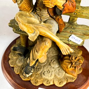 Figura de Anciano Sentado en Banca con Botella y Copa - imagen 3