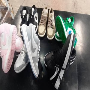 Lote siguiente: Pares de Zapatillas Deportivas Nike y Similares