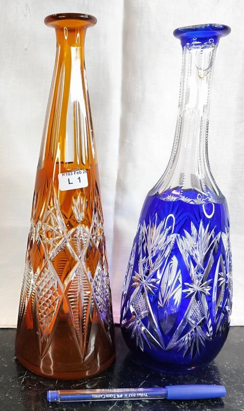 Dos botellones de Baccarat sin tapón: uno anaranjado y otro azul con detalles en el cuello - imagen 1
