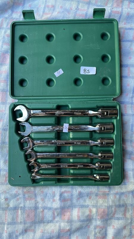 Lote siguiente: Juego de herramientas de Boca con llaves y dados
