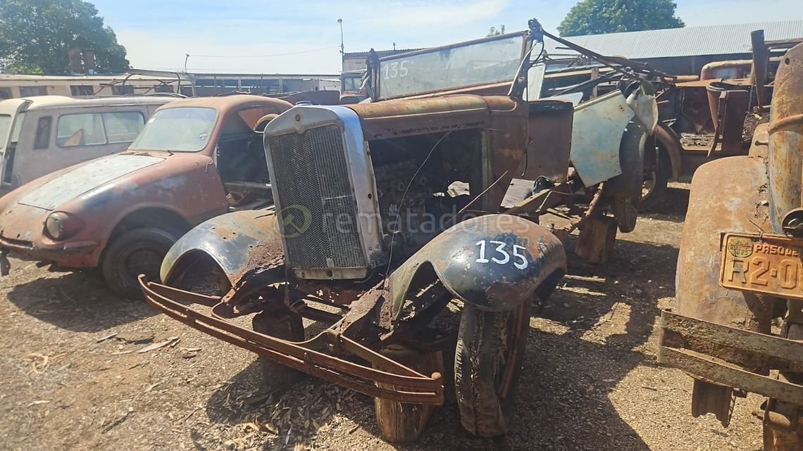 Camioneta Antigua Rastra R-200 con Detalles de Óxido