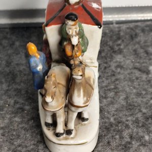 Adorno de Porcelana "Carreta con Caballos" Made in Japan - imagen 5