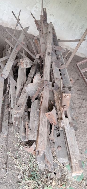 Lote de hierros y maderas de vagones de tren - imagen 9