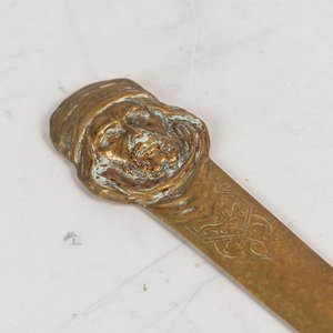 Abrecartas de Bronce con Rostro y Detalles Ornamentales - imagen 2