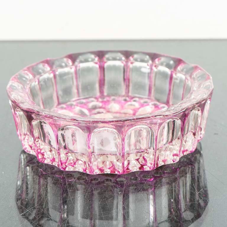 Cenicero de Vidrio Rosa con Detalles Labrados