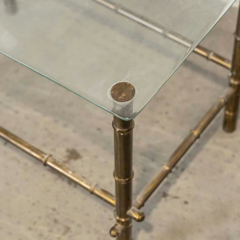 Mesa de living con estructura de bronce imitación caña y tapa de vidrio - imagen 3