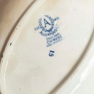 Lote de Vajilla Inglesa: Anforita Limoges, Lechera y Rabanera de Loza - imagen 2
