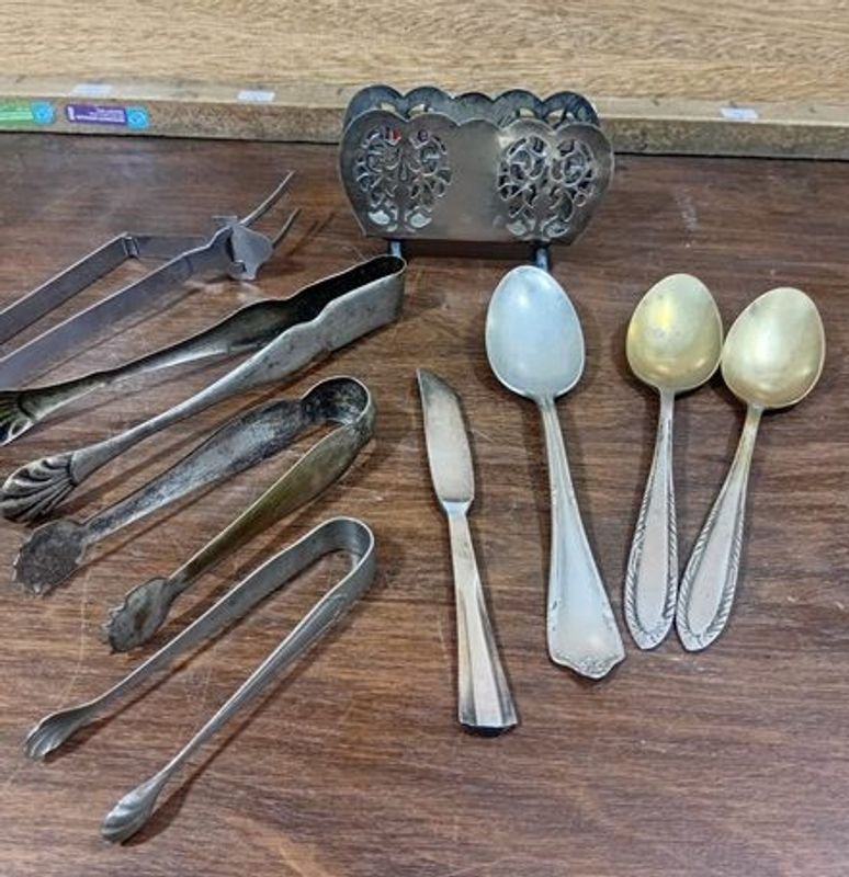 Lote de Utensilios de Cocina: Cucharas, Pinzas y Servilletero Metálico