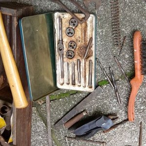 Cajón de Madera con Herramientas Varias: Mechas, Martillo, Terrajás, Llaves, Pinza y Destornilladores - imagen 2