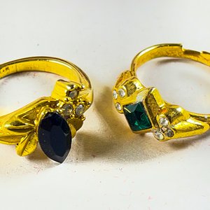 Dos Anillos Dorados con Piedras Talla Marquise y Cuadrada - imagen 4