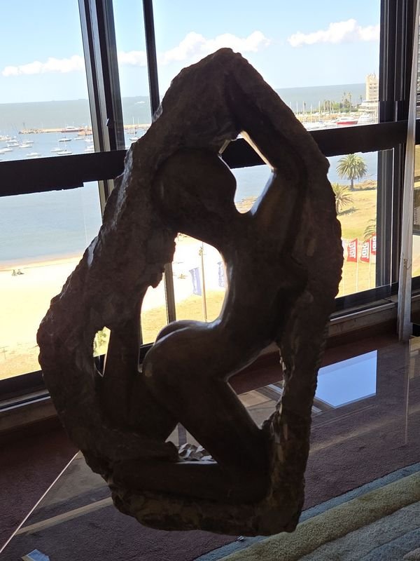 Escultura de mujer desnuda en piedra - imagen 6