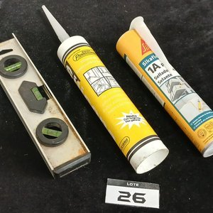 Lote de Herramientas: Cinta Métrica, Nivel, Pistola Calafateadora y Selladores - imagen 3